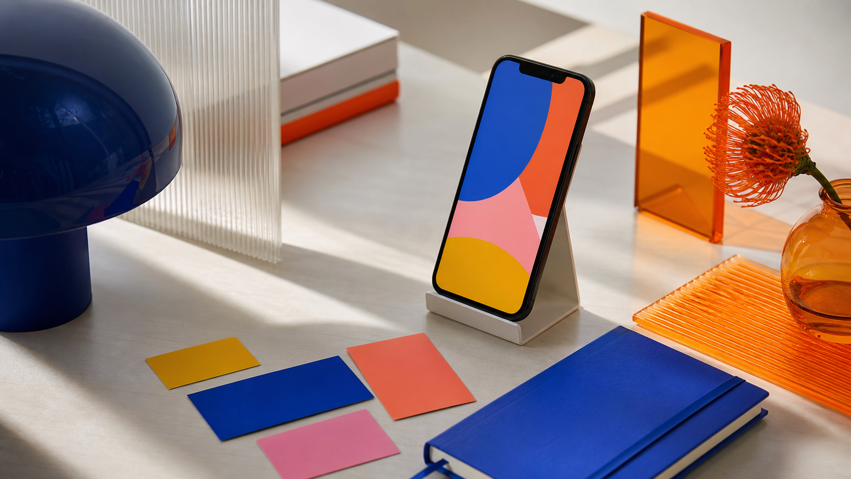 Smartphone mit abstrakten farbigen Social-Media-Elementen